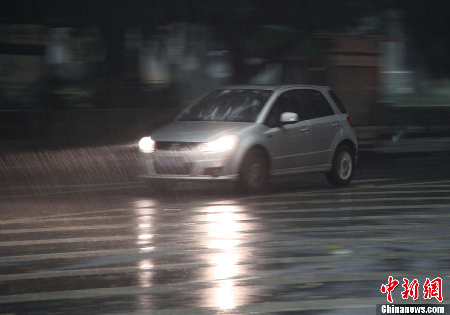 廣州再遭強雷暴雨襲擊 白晝如夜