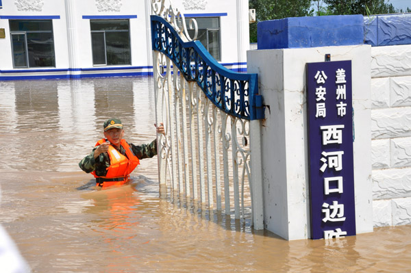 遼寧營口邊防支隊(duì)官兵全力投入抗洪搶險(xiǎn)