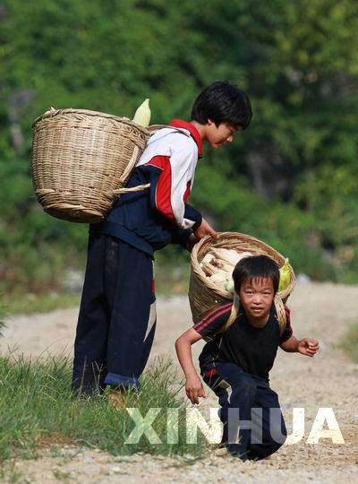 留守兒童暑假生活：一半是作業 一半是相聚(圖)