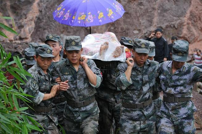 彝良地震特寫：生命的擔架