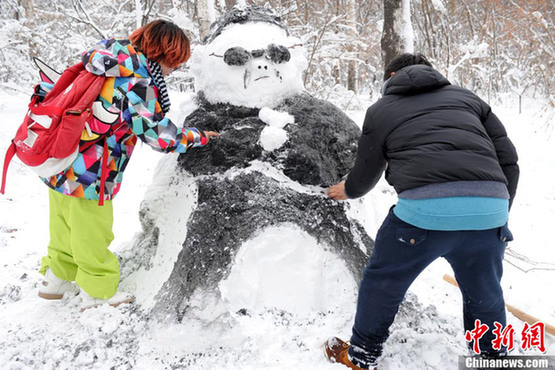 長(zhǎng)春市民堆“鳥(niǎo)叔”雪人 大跳騎馬舞