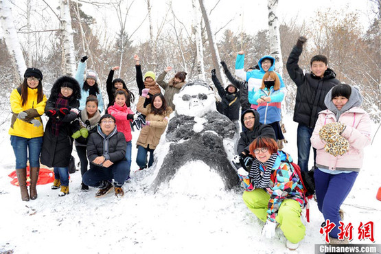 長春市民堆“鳥叔”雪人 大跳騎馬舞