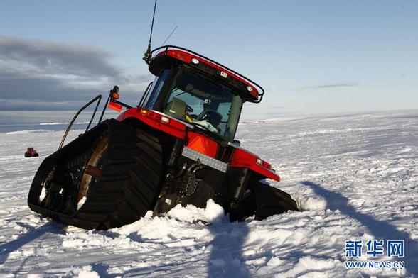 南極科考隊成功拖出陷入冰裂隙的雪地車