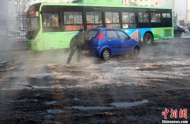 哈爾濱一水管線破裂 街路變成冰河