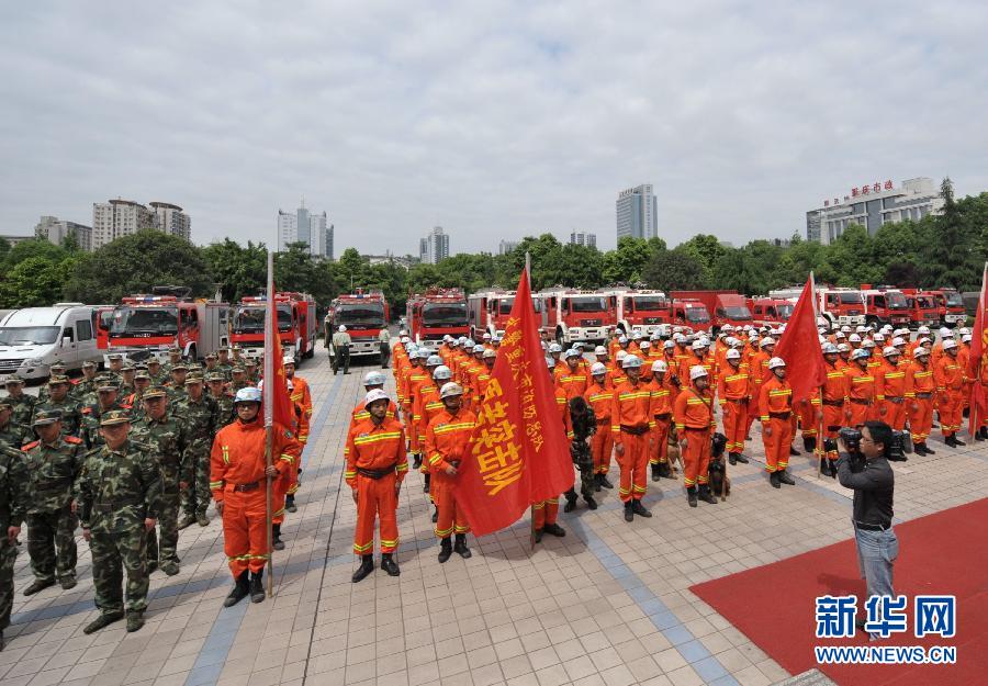 軍隊(duì)、消防、醫(yī)療等部門(mén)迅速馳援雅安受災(zāi)區(qū)