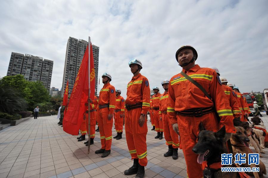 軍隊、消防、醫療等部門迅速馳援雅安受災區