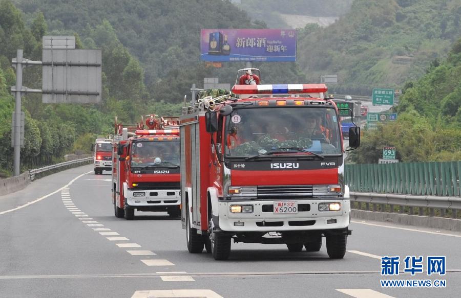 軍隊、消防、醫療等部門迅速馳援雅安受災區