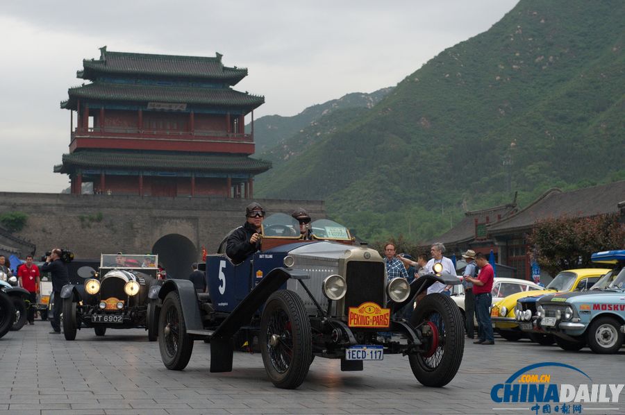 “北京——巴黎”老爺車?yán)愒诰佑龟P(guān)長城發(fā)車