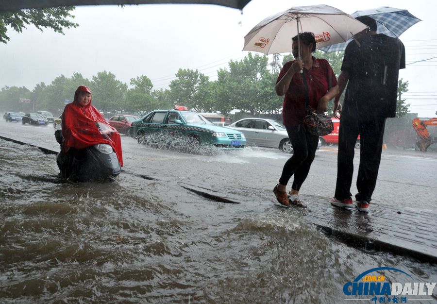 南京發暴雨橙色預警信號 市區多處道路積水