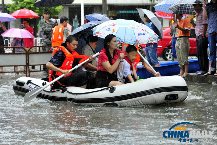 中國日報聚焦全國各地頻現暴雨