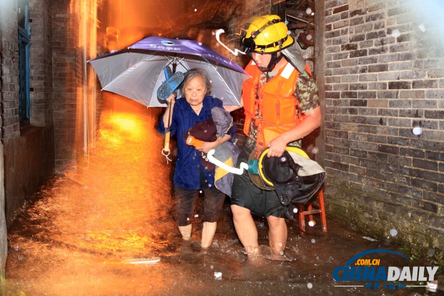 中國日報聚焦全國各地頻現(xiàn)暴雨