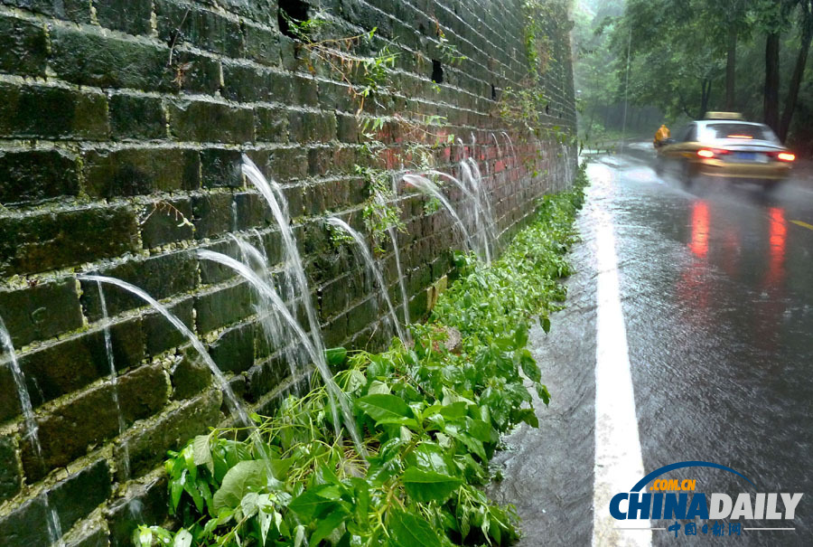 中國日報聚焦全國各地頻現暴雨