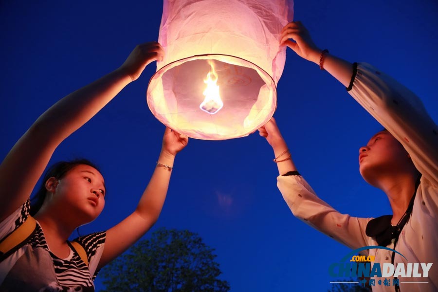 浙江江山市民為韓亞空難遇難中國女生默哀祈福