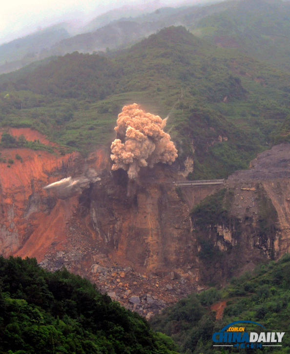 四川漢源三交鄉堰塞湖爆破排險