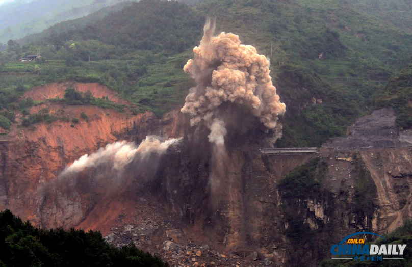 四川漢源三交鄉堰塞湖爆破排險