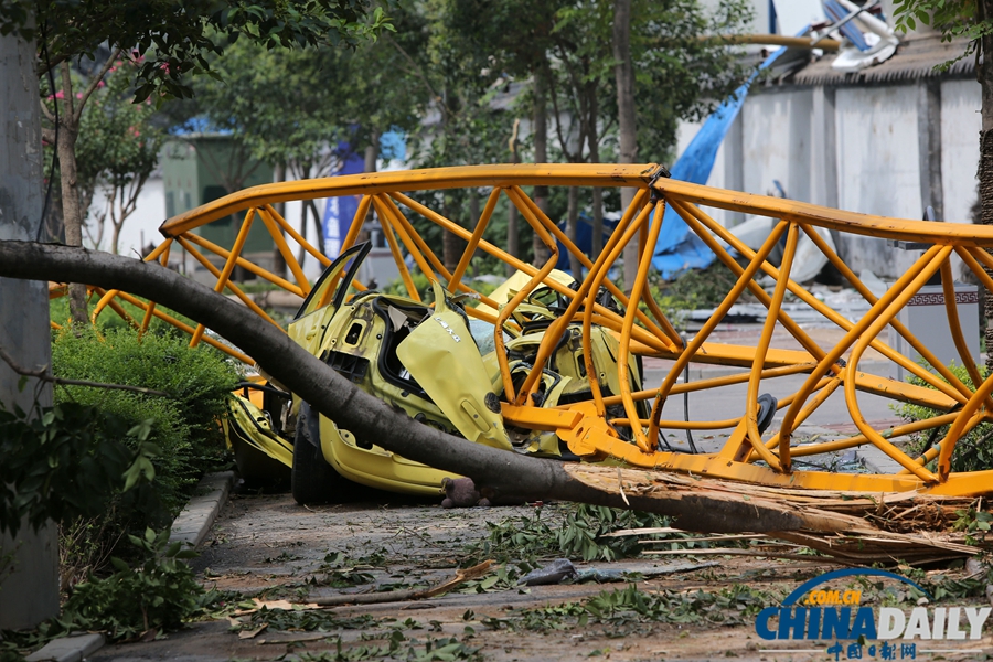 西安：突發(fā)暴風雨天氣 塔吊倒塌砸中板房4人亡