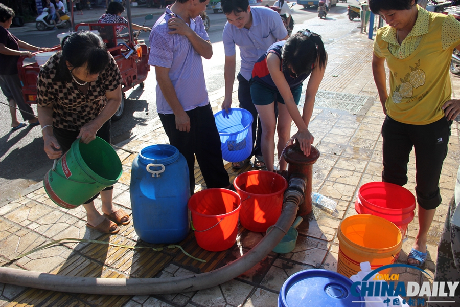 廣西藤縣：高溫天氣全城斷水 上萬市民街頭打水