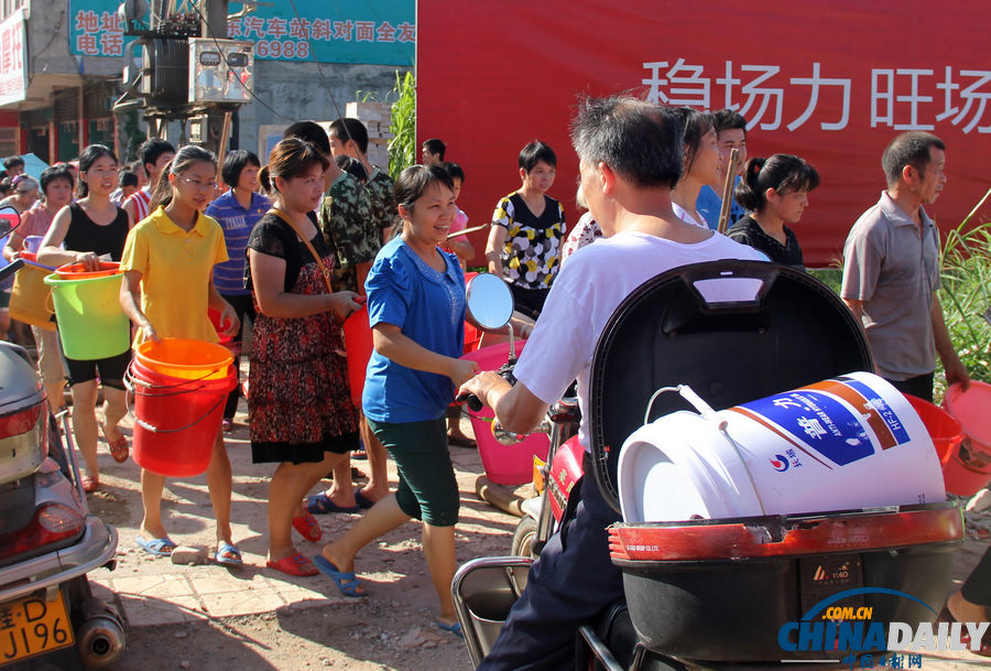 廣西藤縣：高溫天氣全城斷水 上萬市民街頭打水