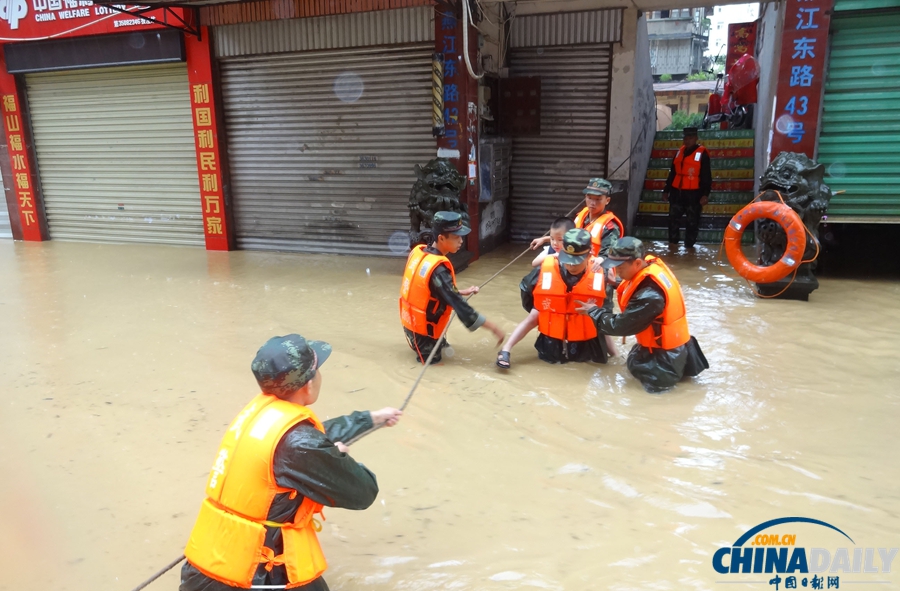 福建三明：武警全力抗擊臺風(fēng)“潭美”