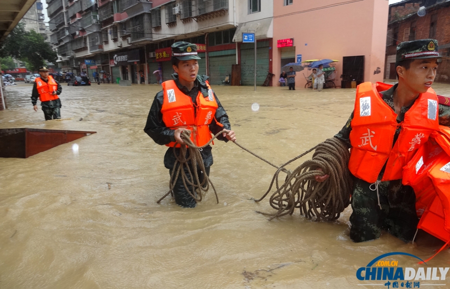 福建三明：武警全力抗擊臺風“潭美”