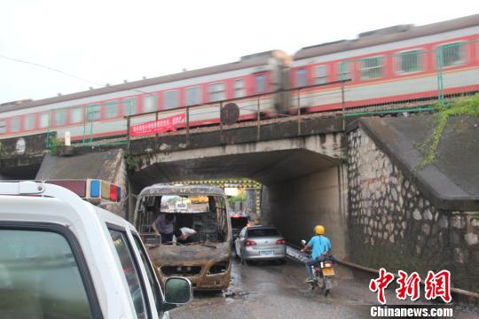 廣西玉林一中巴車鐵路橋下自燃 未影響火車(圖)