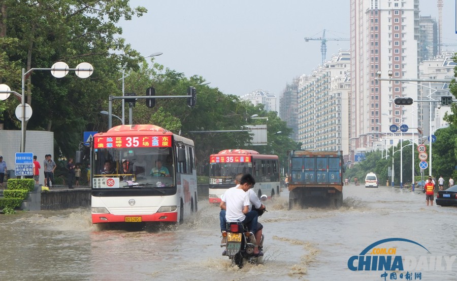 廣東汕頭：臺(tái)風(fēng)“天兔”致海水倒灌城區(qū)