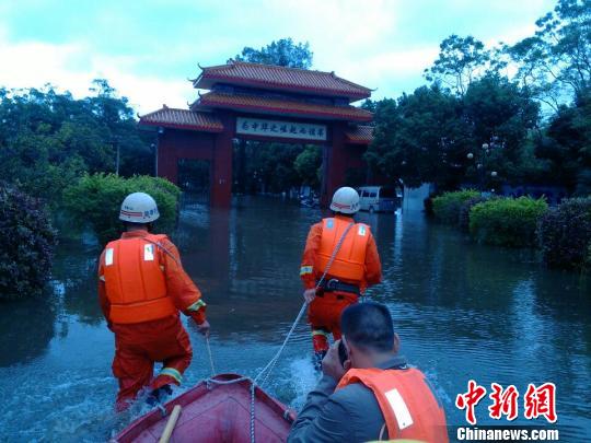 廣西一中學(xué)上千師生被洪水圍困 糧食僅夠維持1天