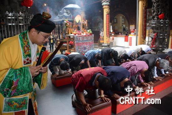 臺南進入枯水期 水利官員三跪九叩祈雨