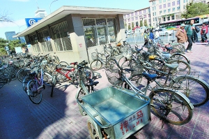 綠色出行有諸多不便 騎車換乘地鐵遇存車難