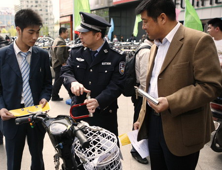 海淀警方啟動(dòng)“護(hù)車愛民”防范盜竊非機(jī)動(dòng)車宣傳活動(dòng)