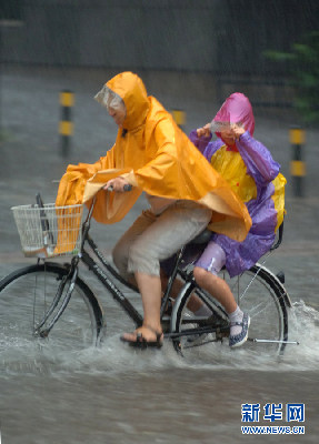 北京遭遇強雷雨天氣 部分地區(qū)積水嚴重