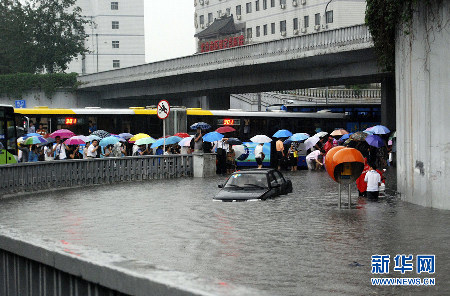 北京遭遇強雷雨天氣 部分地區積水嚴重