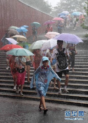 暴雨肆虐首都機場航班受阻