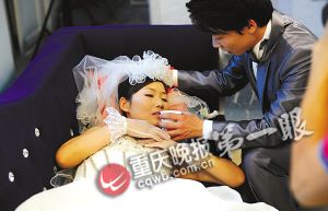 24歲女子癌癥晚期 拍婚紗照與丈夫家人告別