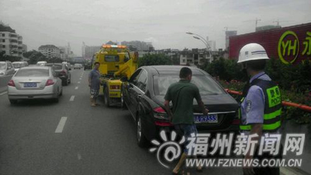 司機棄車買油　豪車拖車將堵路的豪車拖離