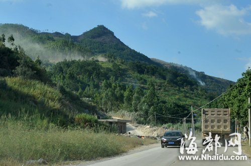 夜宿山頂迎重陽(yáng) 突發(fā)山火村民自救火海逃生