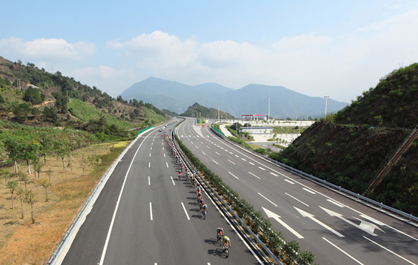 2013環(huán)福州·永泰自行車賽16日開賽 選手暢騎福建最生態(tài)賽道