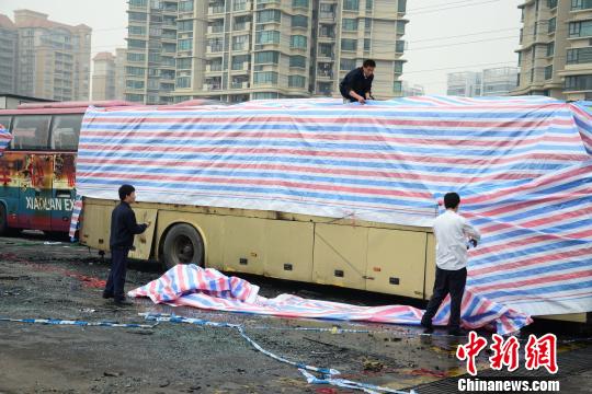 佛山一客運站清晨3輛客車起火 兩車燒毀遍地油污