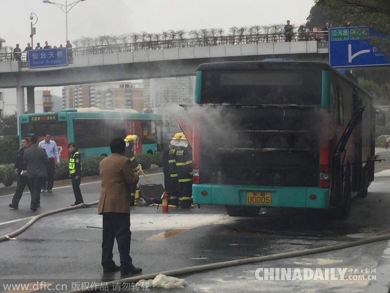 廣東深圳一公交突然起火 造成交通堵塞