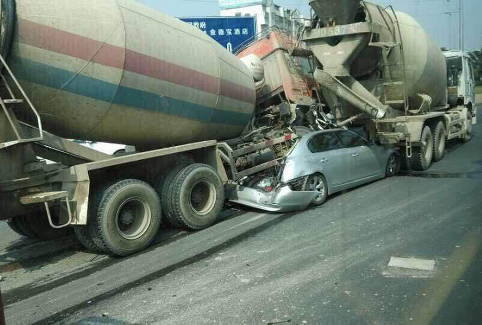 廣東梅州兩水泥車失控壓扁寶馬 車內姐妹身亡