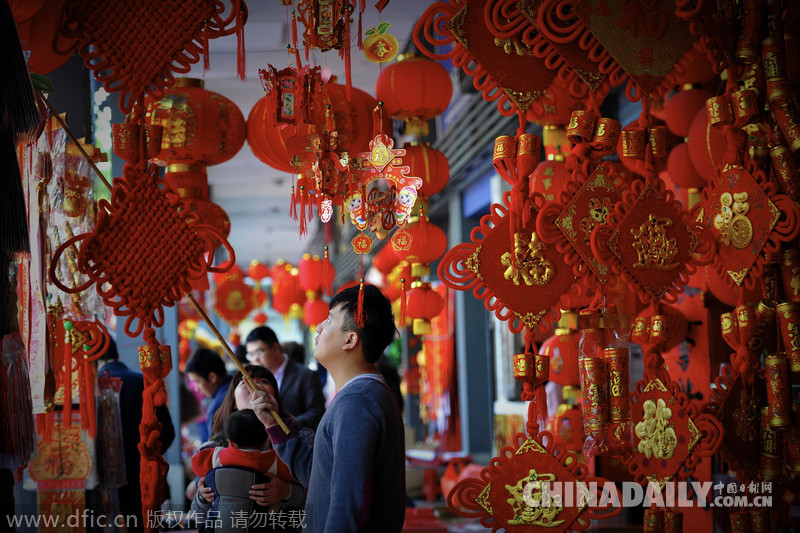 廣東佛山“揮春一條街”大紅福字大紅燈籠年味濃