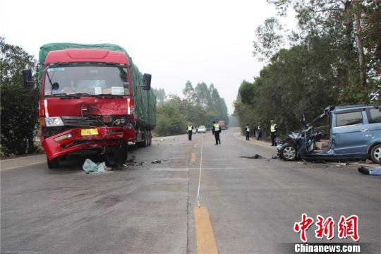 廣西微型車撞貨車 司機和副駕座兒童死亡