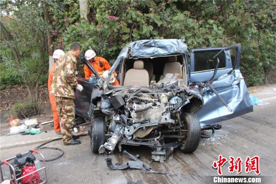 廣西微型車撞貨車 司機和副駕座兒童死亡