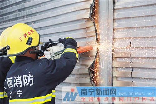 長堽路汽修店大火現場觸目驚心 14輛車被燒剩鐵殼