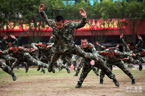 深圳邊防武警軍事表演引香港市民贊嘆