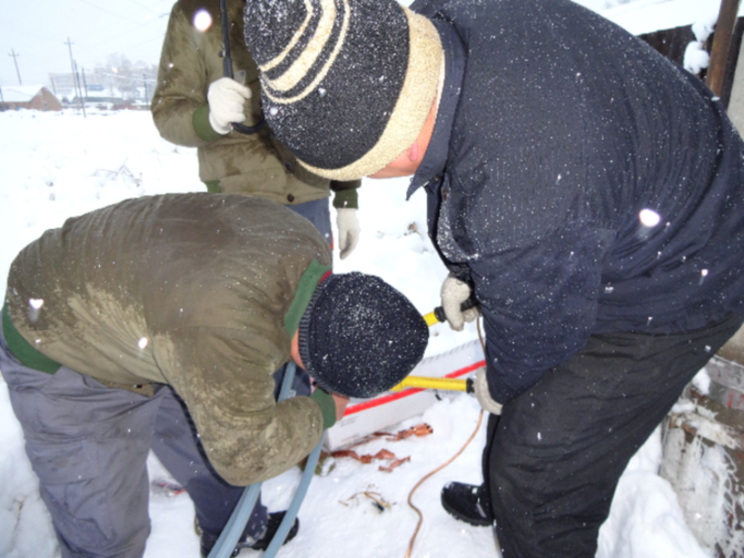 暴風雪中 電力保障工作一肩扛起