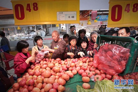 全國各地農超對接救助“賣難”菜農