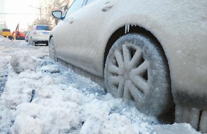 自來水管漏水 20多輛車變“凍車”