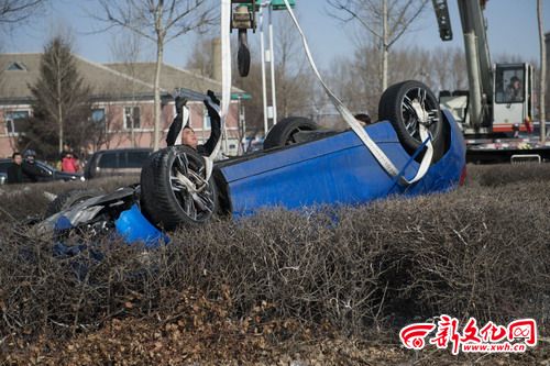 長春一新買寶馬車飛出十多米 上了路邊隔離帶