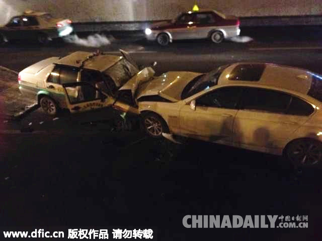 吉林一寶馬轎車夜里“脫韁”逆行狂撞出租致2死2傷